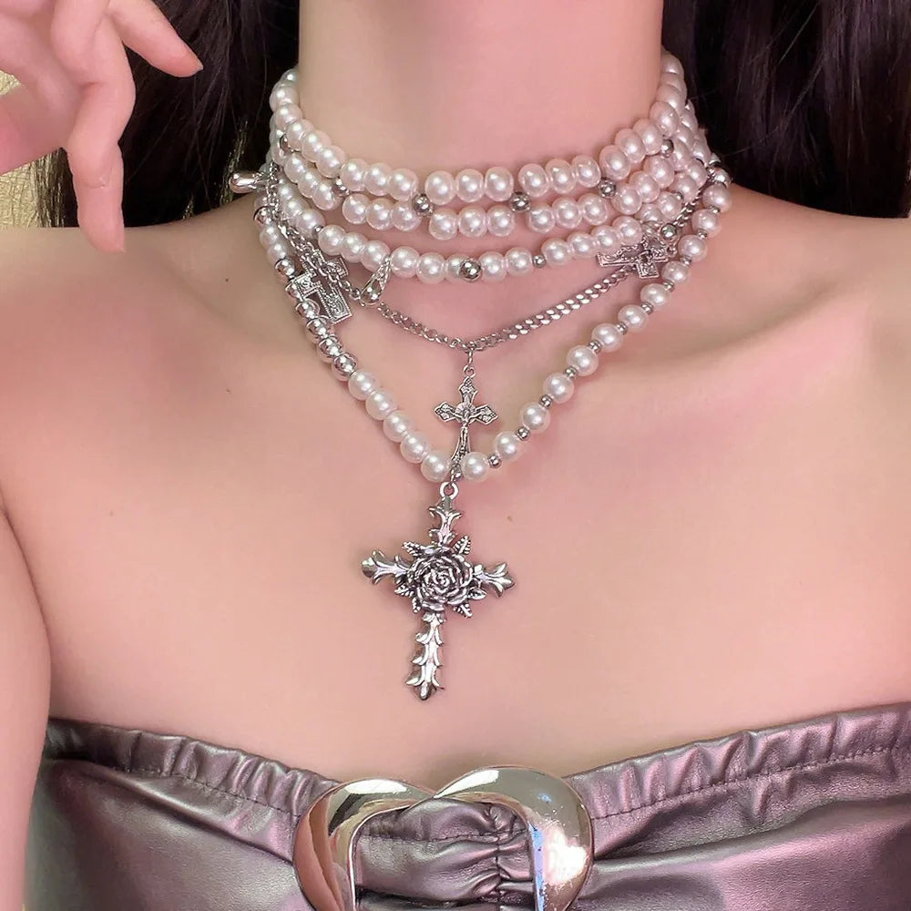 Goth Rosenblume Imitation Perlen Kreuz Anhänger Halskette für Frauen Mehrlagige Perlenketten Ästhetischer Vintage Luxus Schmuck