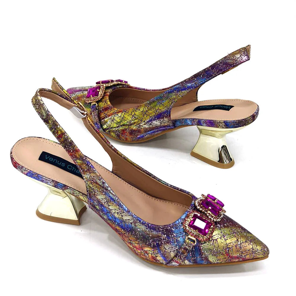 2024 Strass Spitz Zehen High Heels Schuhe und Taschen Set für Damen Hochzeit und Party Elegante Luxusmode in Weinrot