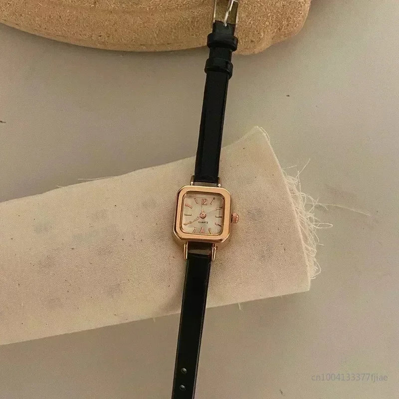 Heißer Verkauf Damenuhr Kleines Quadratisches Zifferblatt Dünnes Lederarmband Damenuhr Elegante Quarz-Damenuhren Lässige Uhr Damen