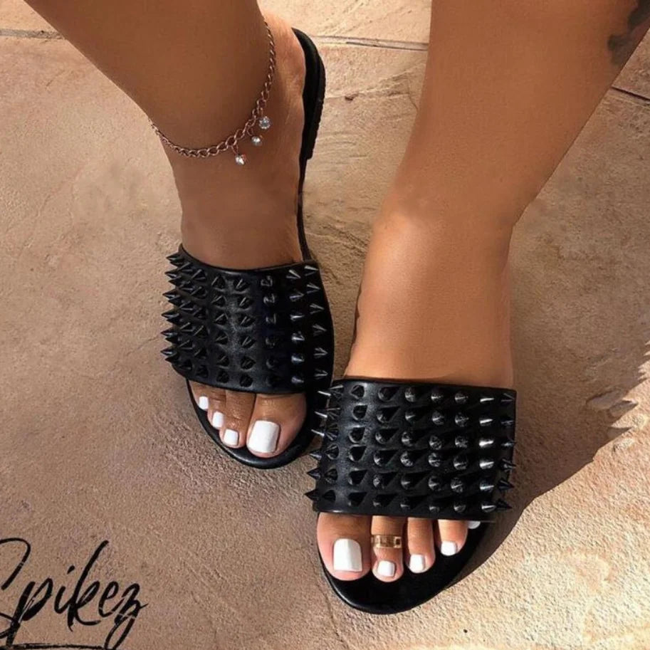 2024 Women Summer New Flat Bottom Rivet Outdoor Beach Large Size Slippers for Leisure, Anti slip Durable Home Sandals