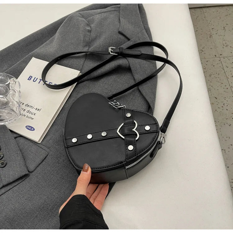 Vintage Y2K Kleine Kettennieten-Umhängetasche Herzförmige Geldbörse Handtasche Rotes PU-Leder Gothic Tote Bag Mode Frauen Umhängetasche