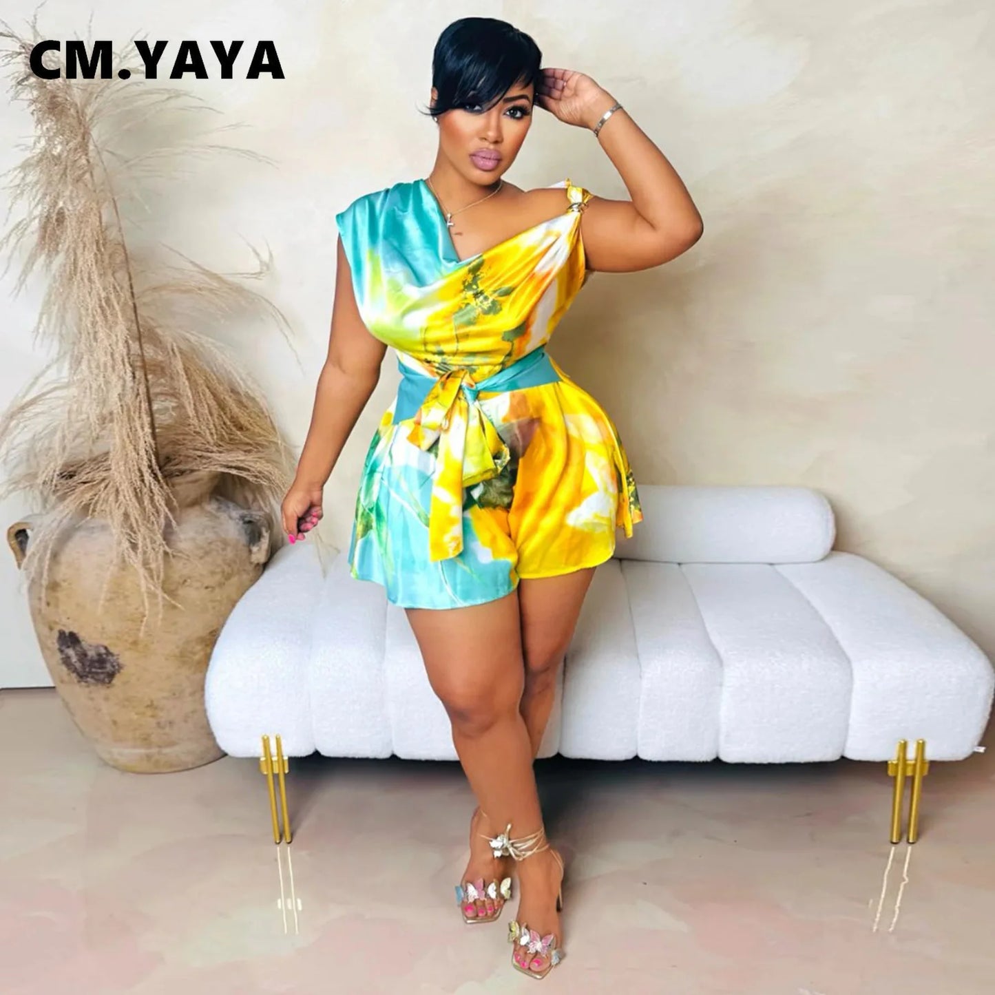 CM.YAYA Damen Batik-Print Strand Ärmellos V-Ausschnitt Schärpen Sexy Party Club Playsuits Jumpsuit 2025 Sommer Einteiler Rompers