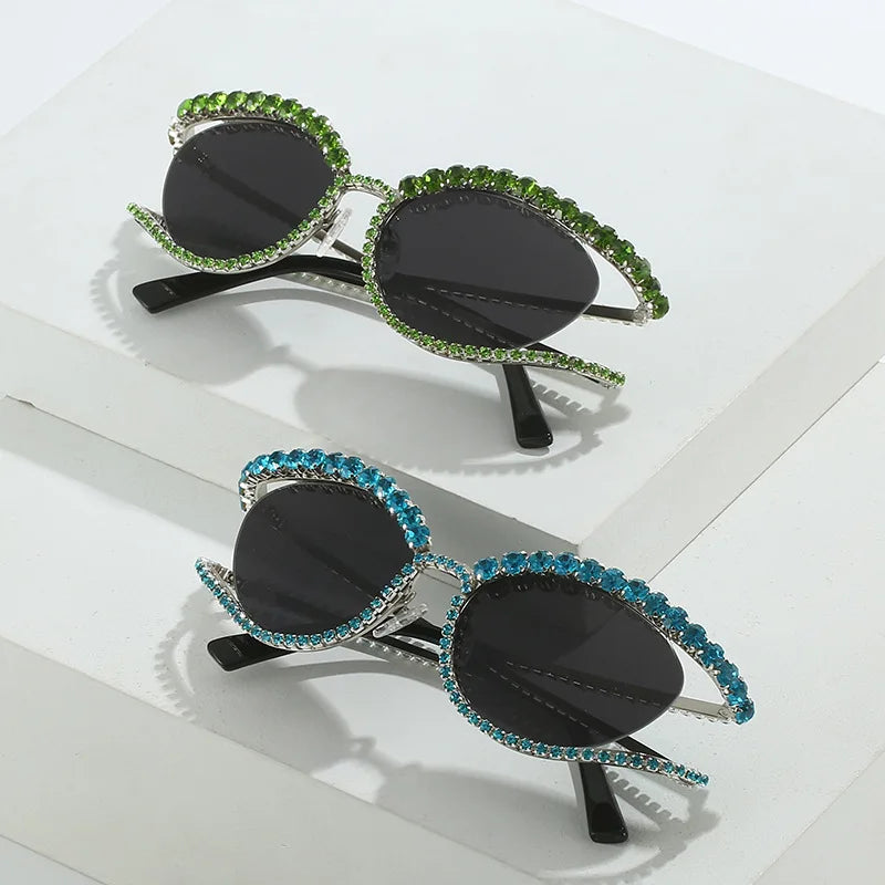 XJiea 2024 Designer Strass-Sonnenbrille für Damen Luxusmarken-Mode-Steampunk-Herrenbrille Party-Strand-Schatten-Accessoire