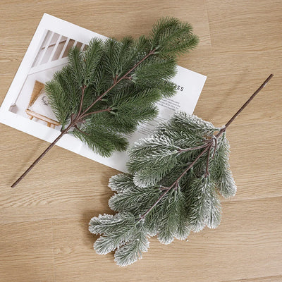 Künstliche Kiefernnadelzweige Weihnachts-Tannenzweige Künstliche Schnee-Kiefernzweige Winter-Sprays Grünzeug-Stiele für Weihnachtsbaumgirlanden-Dekor