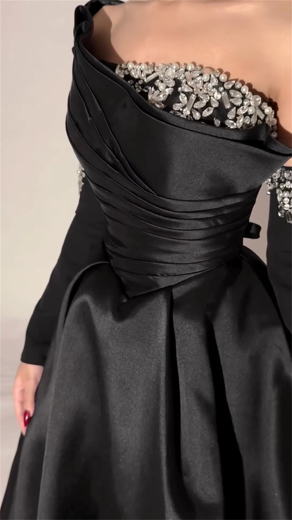 Bella Schwarzer Satin Perlen Abendkleider One Shoulder A-Linie Ballkleider Maßgeschneiderte Lange Ärmel Bodenlanges Hochzeitskleid