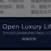 Französisches, leicht luxuriöses, halbkreisförmiges, geschwungenes Villa Wohnzimmer, kreatives Sofa, cremefarben, speziell geformt, Massivholz