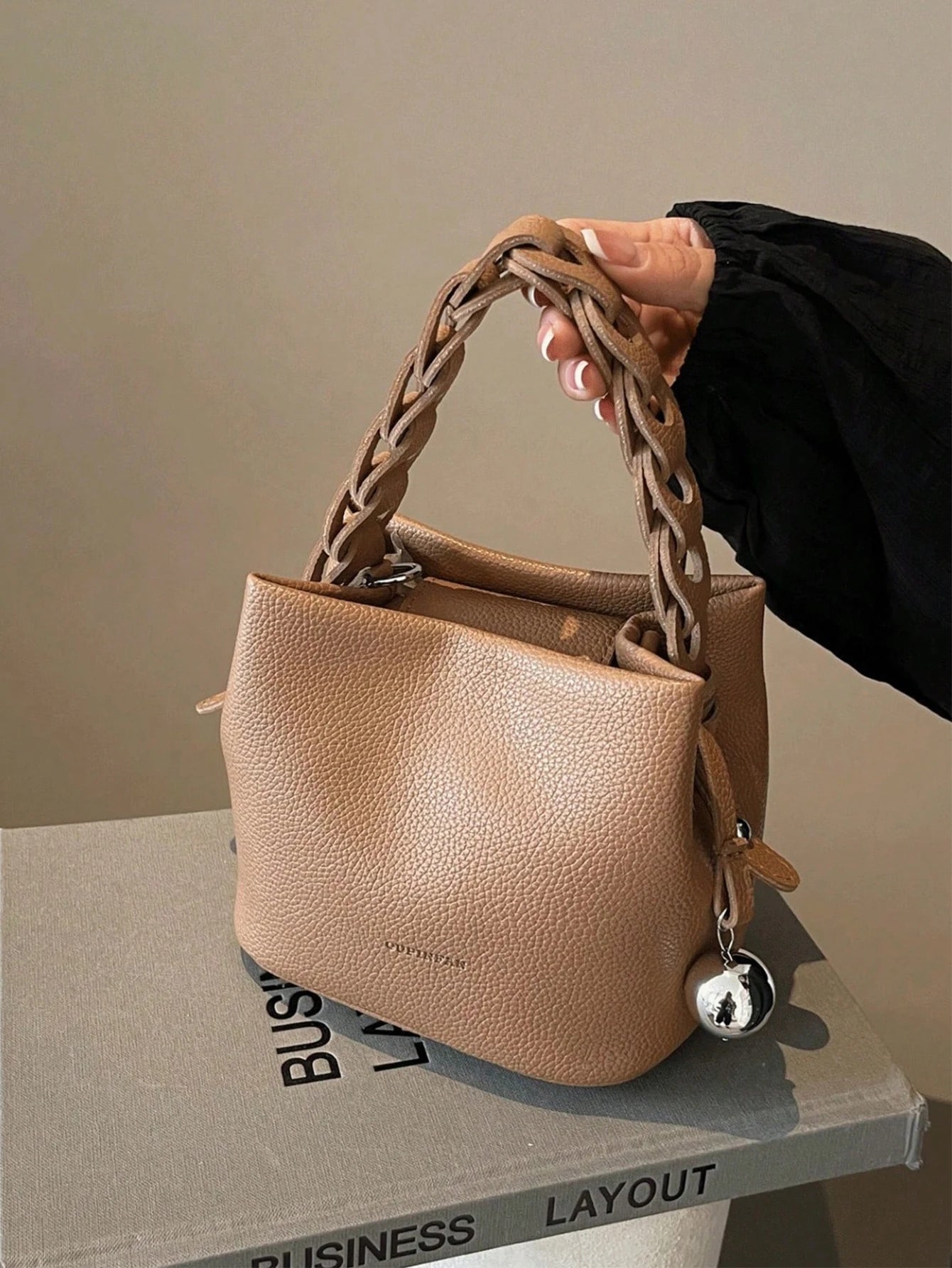 Fashion Joker PU-Gewebe wasserdicht, Buchstabendesign, Metallanhänger-Dekoration tragbare quadratische Tasche, Vorbereitung von p
