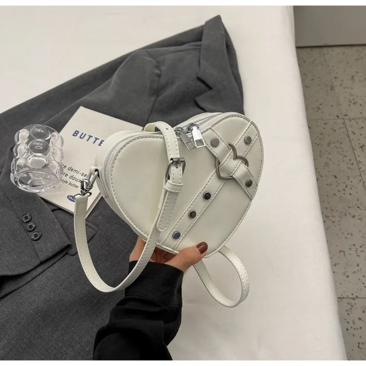 Vintage Y2K Kleine Kettennieten-Umhängetasche Herzförmige Geldbörse Handtasche Rotes PU-Leder Gothic Tote Bag Mode Frauen Umhängetasche