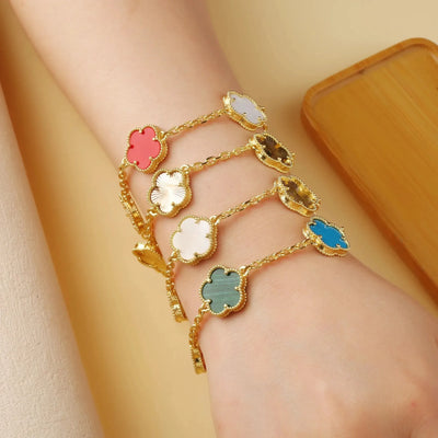 Klassisches, schlichtes Mode-Fünfblatt-Blumenanhänger-Armband Naturstein-Kleeblatt-Anhänger Damen-Party-Alltags-Schmuck