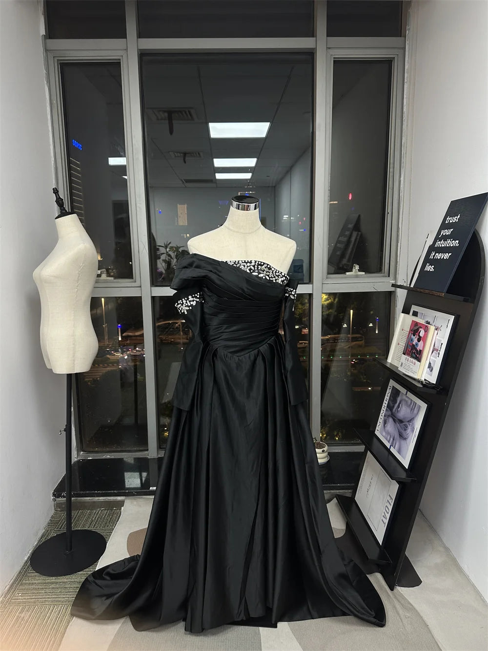Bella Schwarzer Satin Perlen Abendkleider One Shoulder A-Linie Ballkleider Maßgeschneiderte Lange Ärmel Bodenlanges Hochzeitskleid