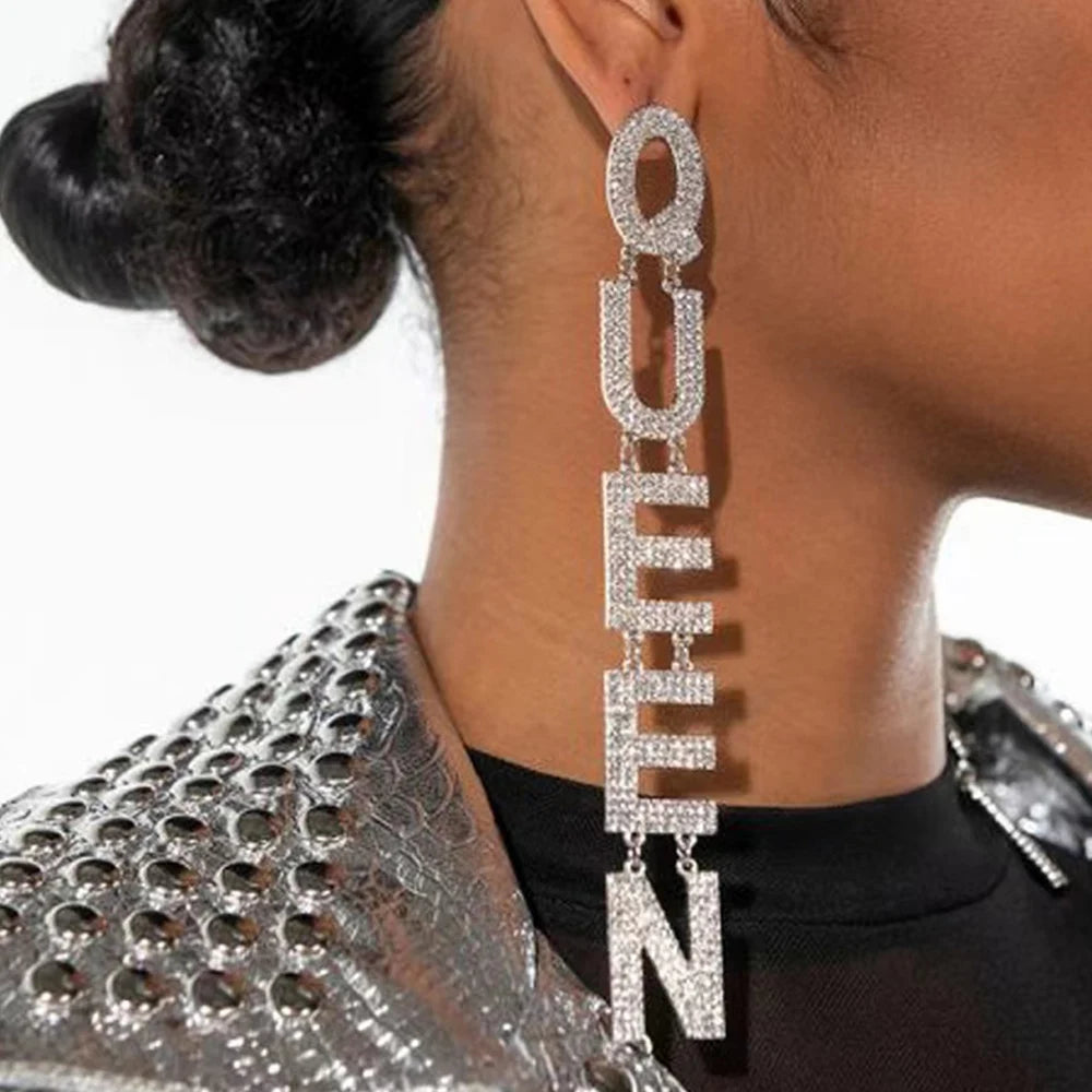2022 Überzogene Königinnen-Strass-Ohrringe für Frauen Mode Lange Buchstaben Anhänger Ohrringe Mode Glänzende Party Kostüm Schmuck