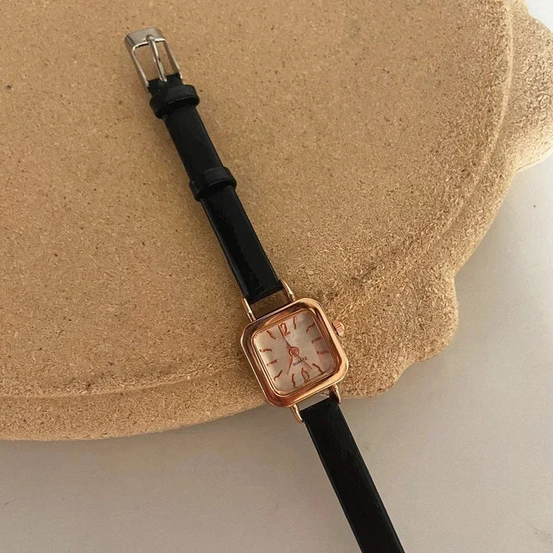 Heißer Verkauf Damenuhr Kleines Quadratisches Zifferblatt Dünnes Lederarmband Damenuhr Elegante Quarz-Damenuhren Lässige Uhr Damen