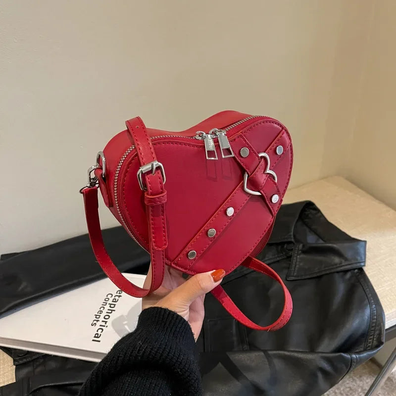 Vintage Y2K Kleine Kettennieten-Umhängetasche Herzförmige Geldbörse Handtasche Rotes PU-Leder Gothic Tote Bag Mode Frauen Umhängetasche