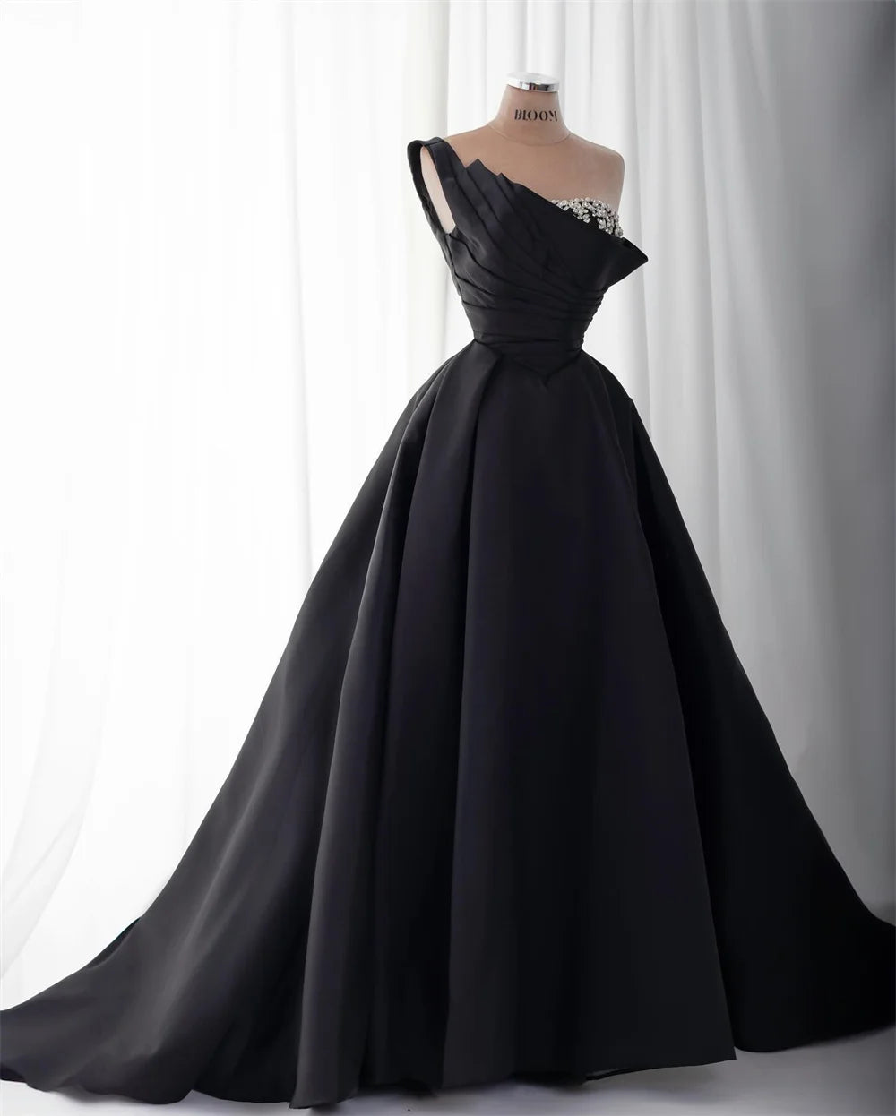 Bella Schwarzer Satin Perlen Abendkleider One Shoulder A-Linie Ballkleider Maßgeschneiderte Lange Ärmel Bodenlanges Hochzeitskleid