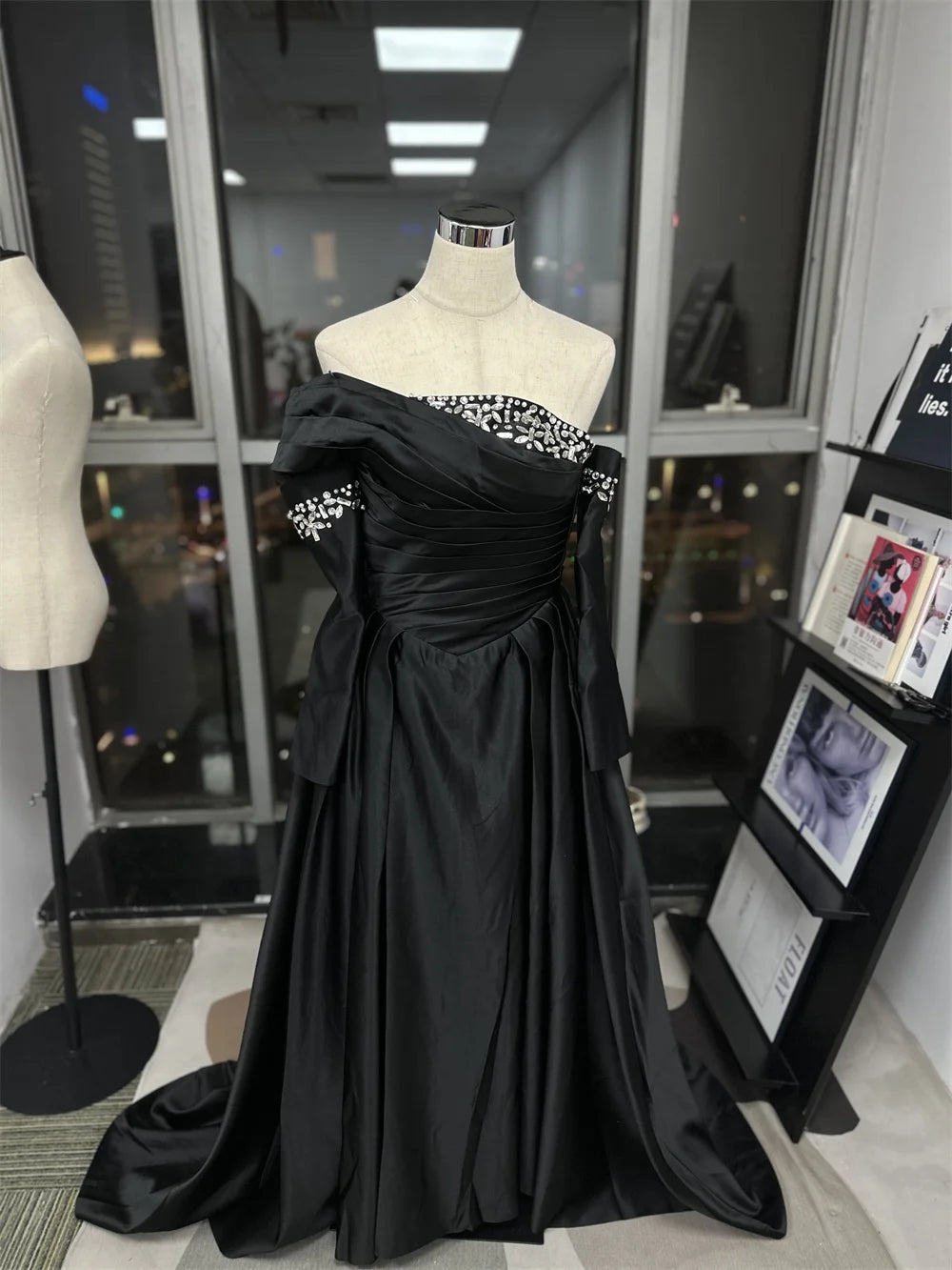 Bella Schwarzer Satin Perlen Abendkleider One Shoulder A-Linie Ballkleider Maßgeschneiderte Lange Ärmel Bodenlanges Hochzeitskleid