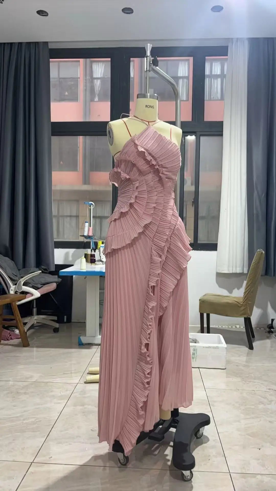 Chic pleated halter neck long vacation dress high quality purple strapless Lotus Edge Maxi Dress 2026 New Lady Vacation Gowns