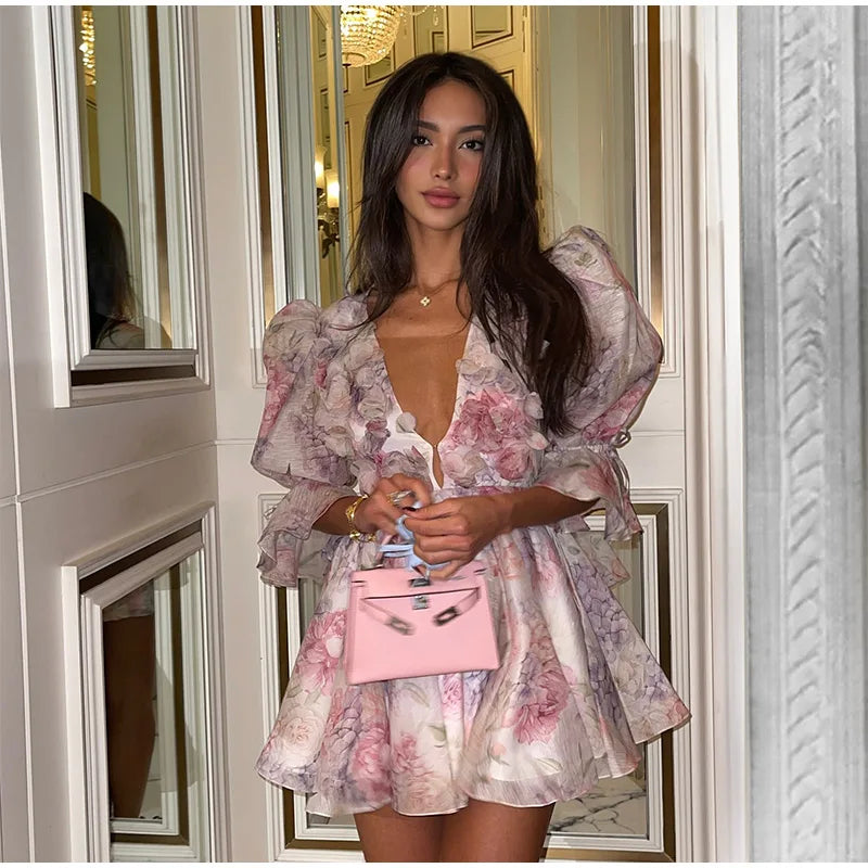 Damen Batik 3D Blumen Tief V-Ausschnitt ausgestellte Ärmel Minikleider Mode Slim Bedruckt Mehrfachfalten Vestidos Neue Damen Urlaubskleidung