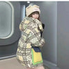 2023 Europäische Station Winter Neue Daunenjacke Damen Warm Mode Kurze Farb-Patchwork Graffiti dicke Weiße Entendaunenjacke
