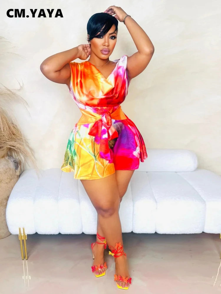 CM.YAYA Damen Batik-Print Strand Ärmellos V-Ausschnitt Schärpen Sexy Party Club Playsuits Jumpsuit 2025 Sommer Einteiler Rompers