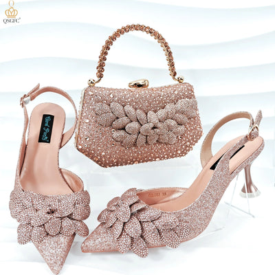 Elegante und sexy pfirsichfarbene High Heels und Tasche mit strassbesetzter Spitze sind bequeme Damenschuhe für Partys