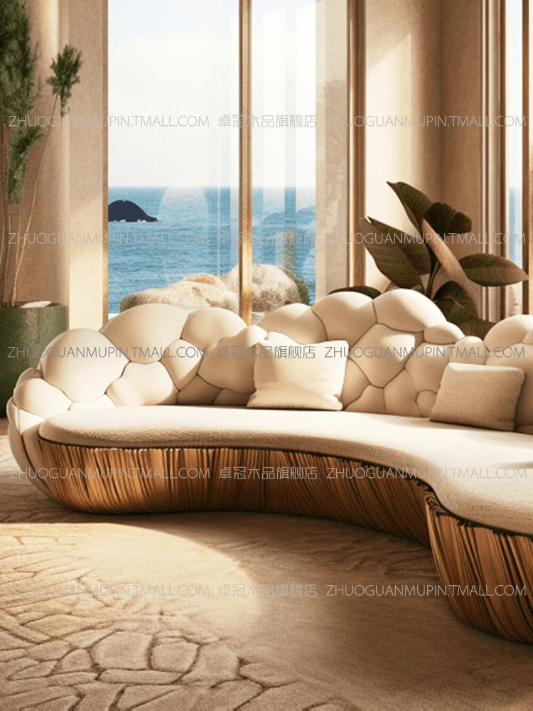 Französisches, leicht luxuriöses, halbkreisförmiges, geschwungenes Villa Wohnzimmer, kreatives Sofa, cremefarben, speziell geformt, Massivholz