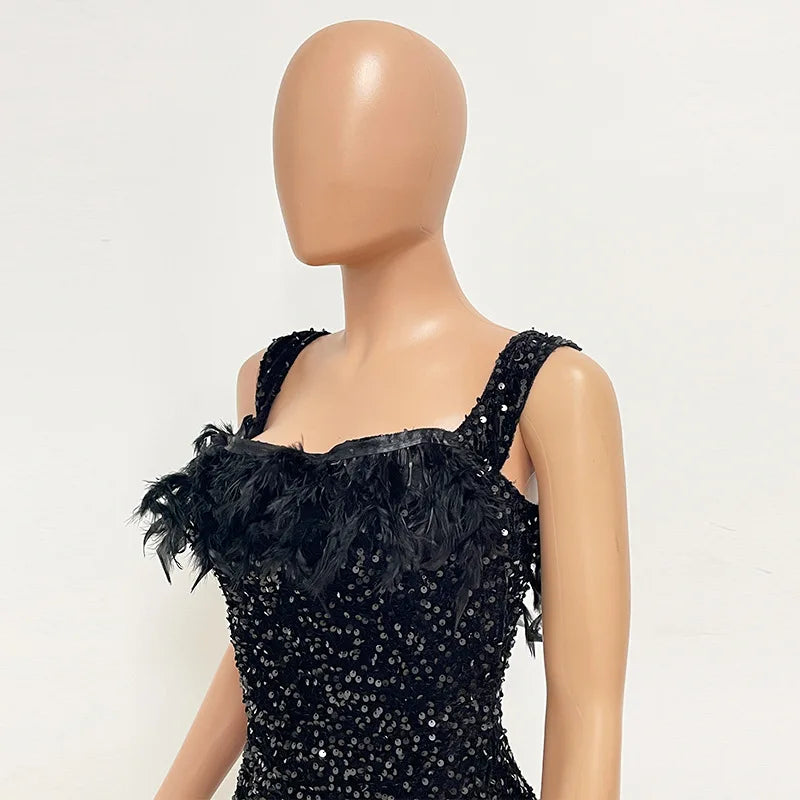 Frühlings- und Sommer-Damenkleidung MINI Kurzes einfarbiges neues Wind-Pailletten-Neckholder-Strandkleid One-Shoulder-Federn Spice G