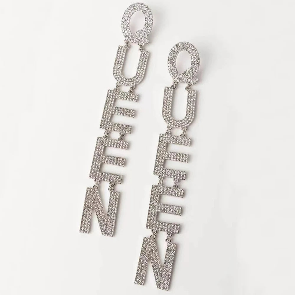 2022 Überzogene Königinnen-Strass-Ohrringe für Frauen Mode Lange Buchstaben Anhänger Ohrringe Mode Glänzende Party Kostüm Schmuck