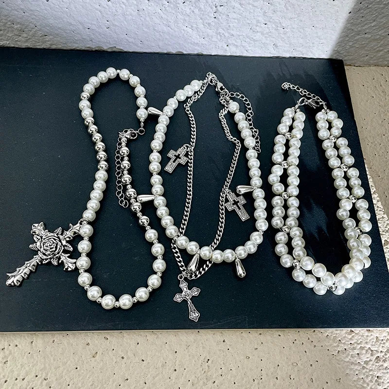 Goth Rosenblume Imitation Perlen Kreuz Anhänger Halskette für Frauen Mehrlagige Perlenketten Ästhetischer Vintage Luxus Schmuck