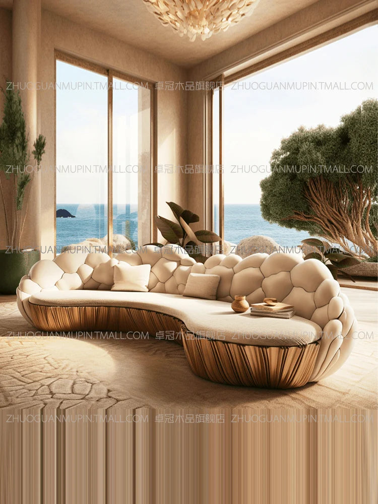 Französisches, leicht luxuriöses, halbkreisförmiges, geschwungenes Villa Wohnzimmer, kreatives Sofa, cremefarben, speziell geformt, Massivholz