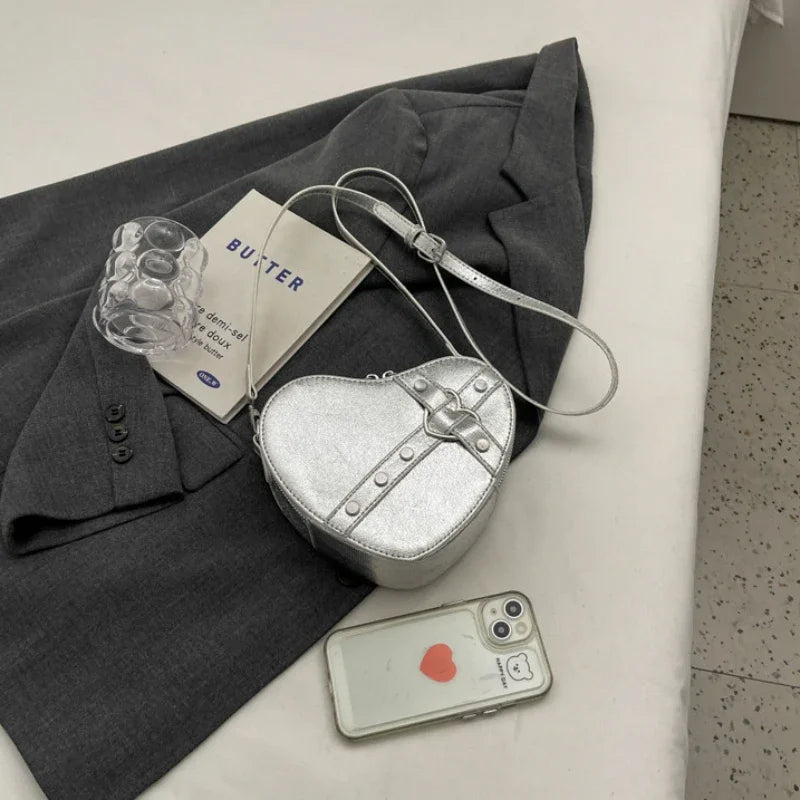 Vintage Y2K Kleine Kettennieten-Umhängetasche Herzförmige Geldbörse Handtasche Rotes PU-Leder Gothic Tote Bag Mode Frauen Umhängetasche