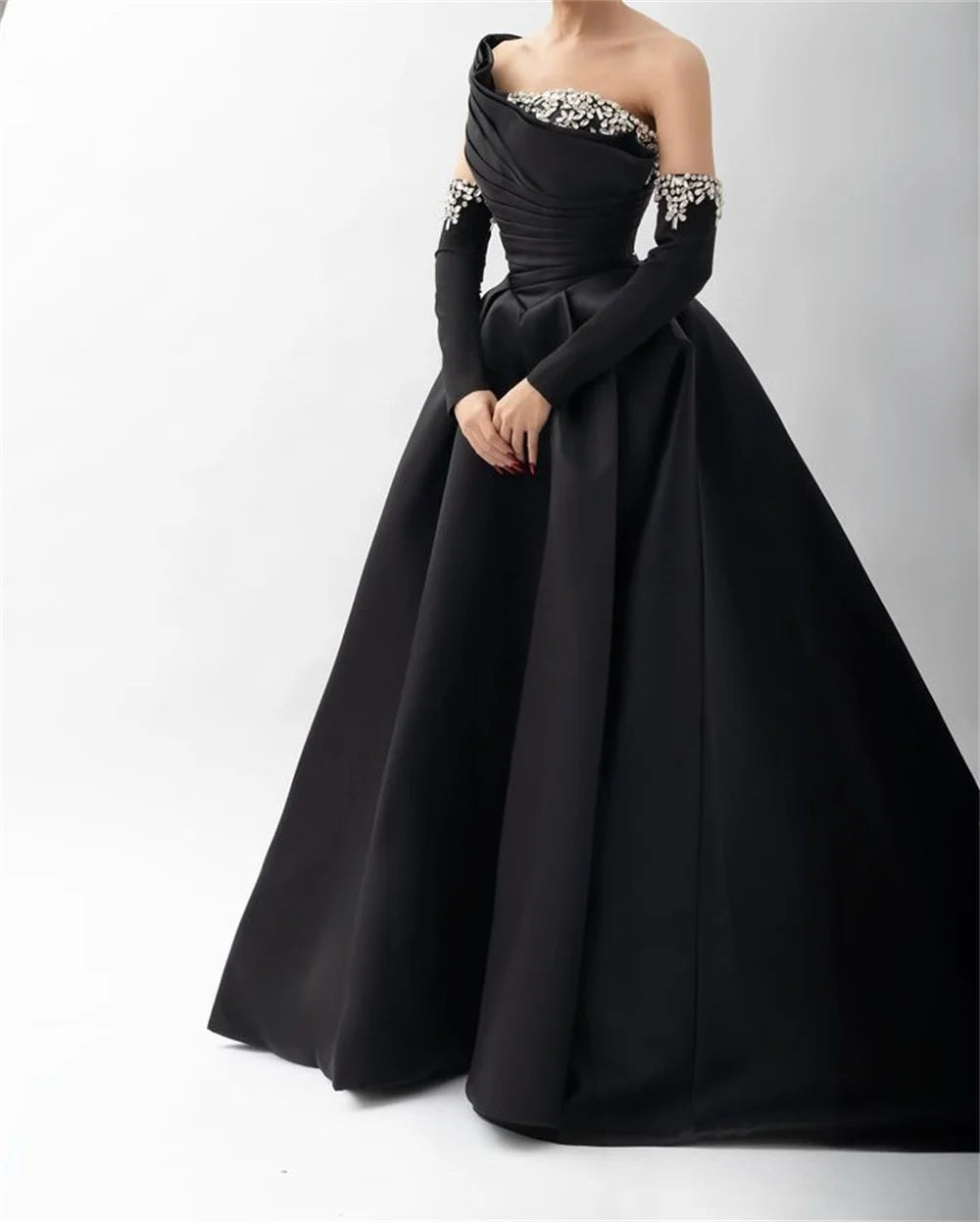 Bella Schwarzer Satin Perlen Abendkleider One Shoulder A-Linie Ballkleider Maßgeschneiderte Lange Ärmel Bodenlanges Hochzeitskleid