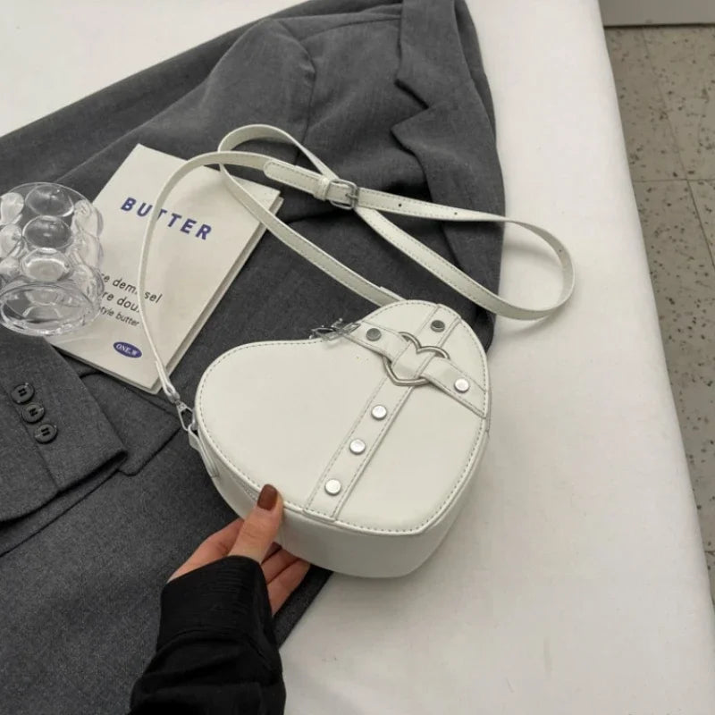 Vintage Y2K Kleine Kettennieten-Umhängetasche Herzförmige Geldbörse Handtasche Rotes PU-Leder Gothic Tote Bag Mode Frauen Umhängetasche