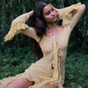 Sommerliches, figurbetontes, durchsichtiges, sexy Hot-Girl-Kleid, elegantes, einfarbiges V-Ausschnitt-Kleid mit Trägern, langen Ärmeln, Rüschen, Schlitz und langem Rock