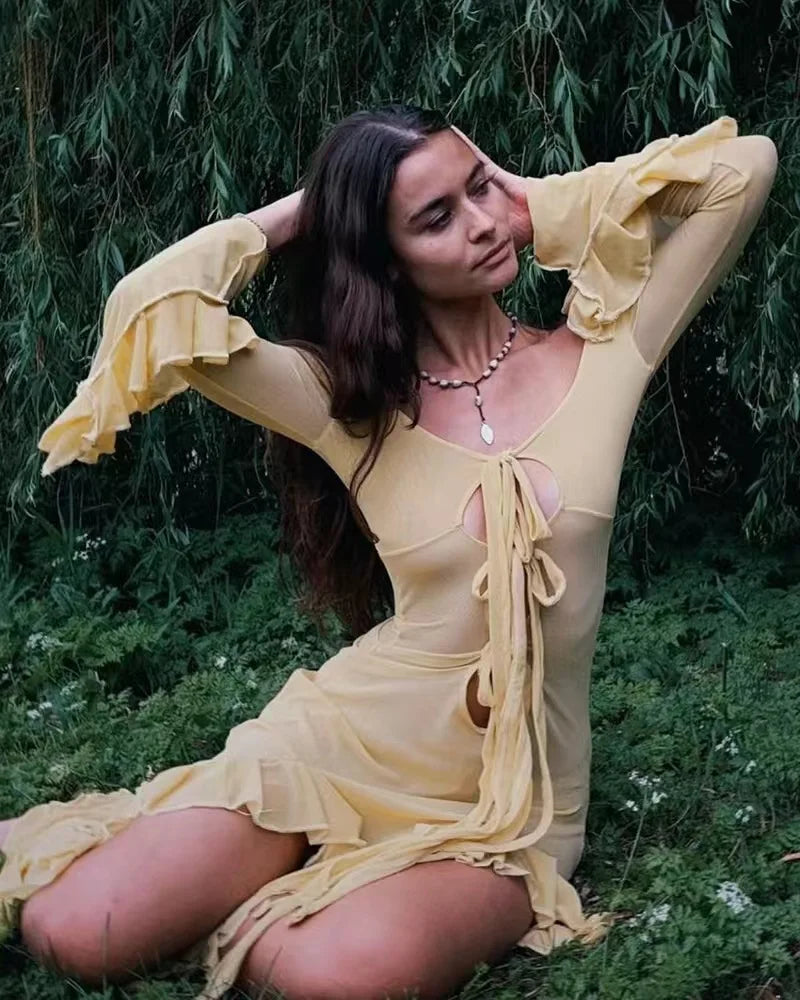 Sommerliches, figurbetontes, durchsichtiges, sexy Hot-Girl-Kleid, elegantes, einfarbiges V-Ausschnitt-Kleid mit Trägern, langen Ärmeln, Rüschen, Schlitz und langem Rock