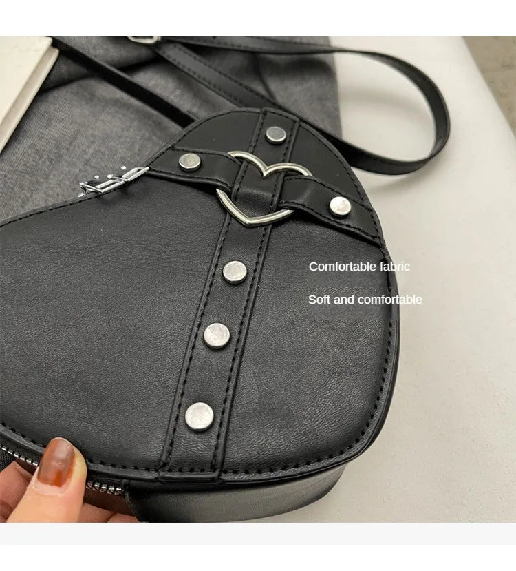 Vintage Y2K Kleine Kettennieten-Umhängetasche Herzförmige Geldbörse Handtasche Rotes PU-Leder Gothic Tote Bag Mode Frauen Umhängetasche