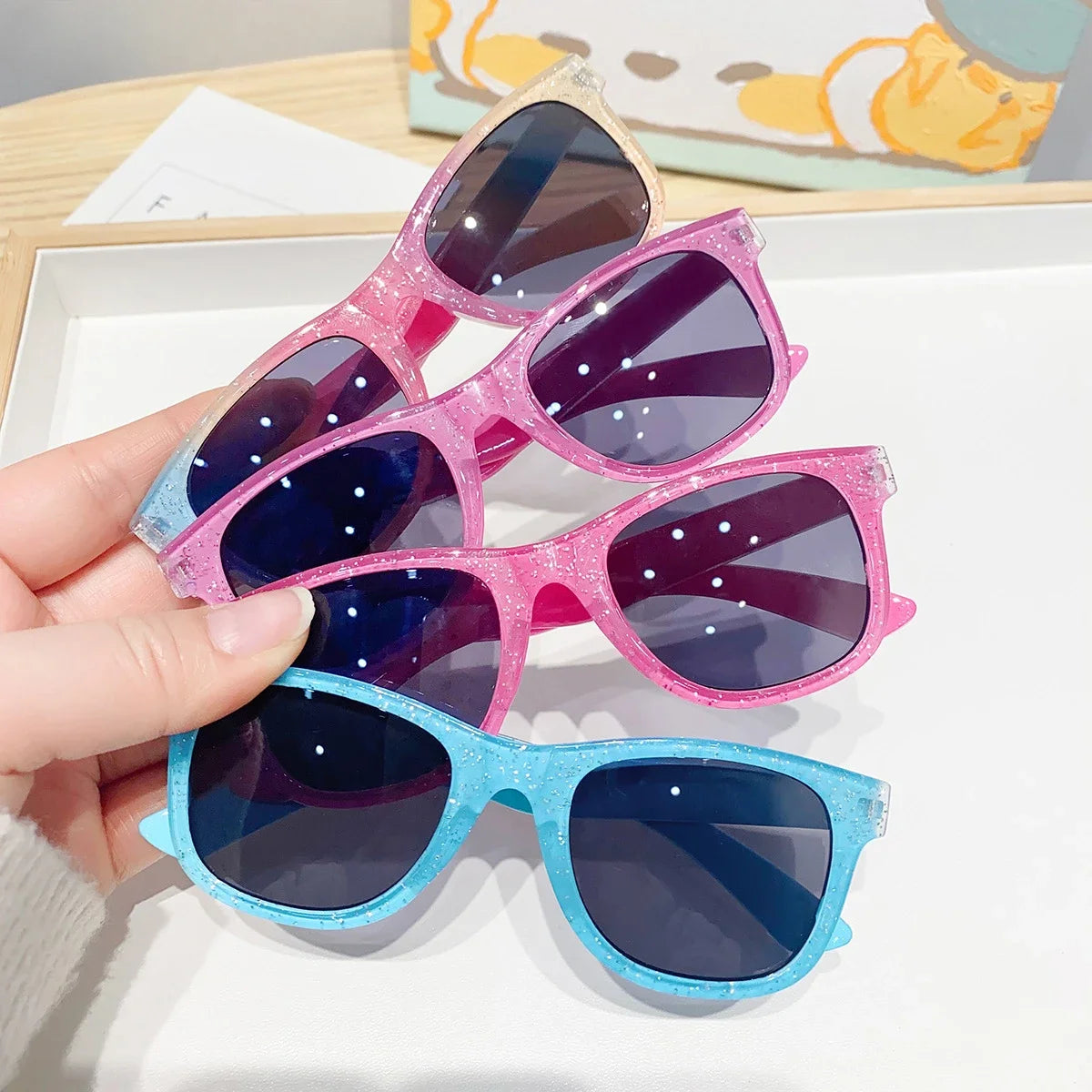 2024 Neue trendige coole bunte glänzende quadratische Sonnenbrille für Kinder Mädchen Trendige modische süße Sonnenbrille Kinderbrille