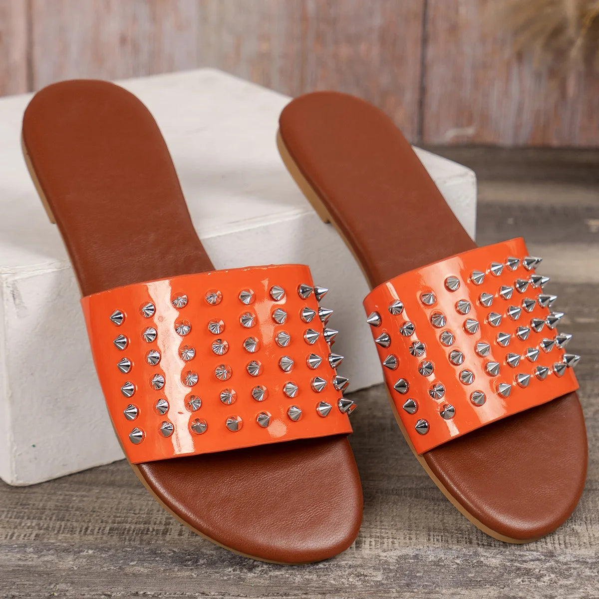 2024 Women Summer New Flat Bottom Rivet Outdoor Beach Large Size Slippers for Leisure, Anti slip Durable Home Sandals
