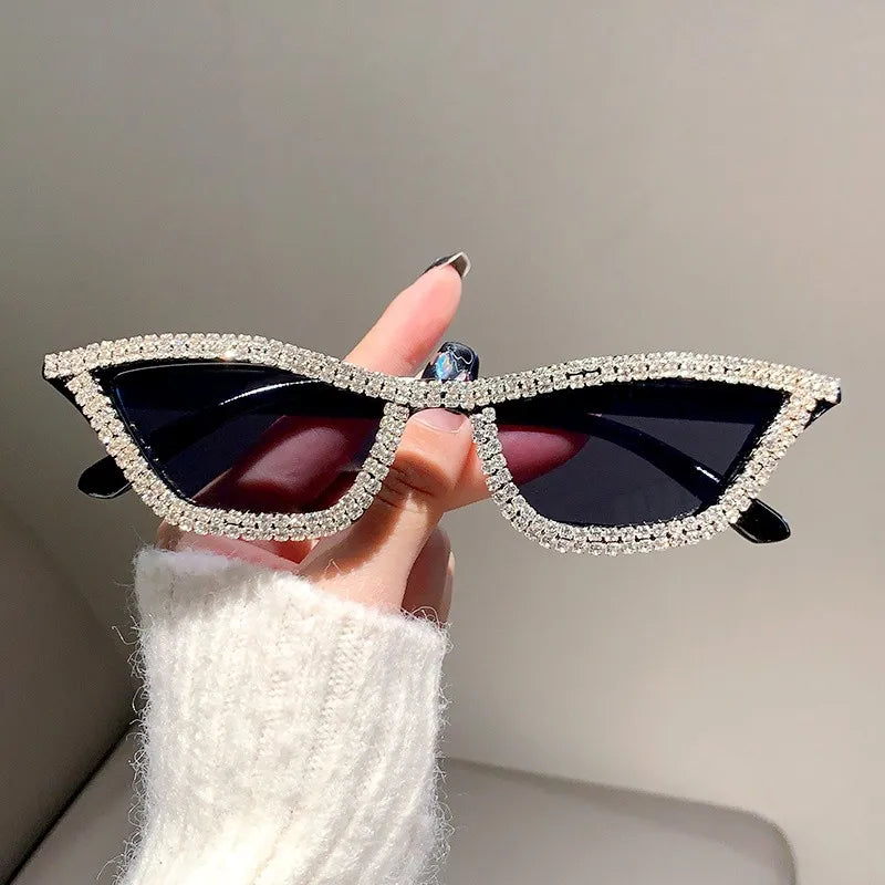 KLASSNUM Luxuriöse Cat-Eye-Sonnenbrille für Damen und Herren, modische Diamant-Dreieck-Marken-Designer-Glitzer-Sonnenbrille UV400 Shades Brille