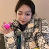 2023 Europäische Station Winter Neue Daunenjacke Damen Warm Mode Kurze Farb-Patchwork Graffiti dicke Weiße Entendaunenjacke