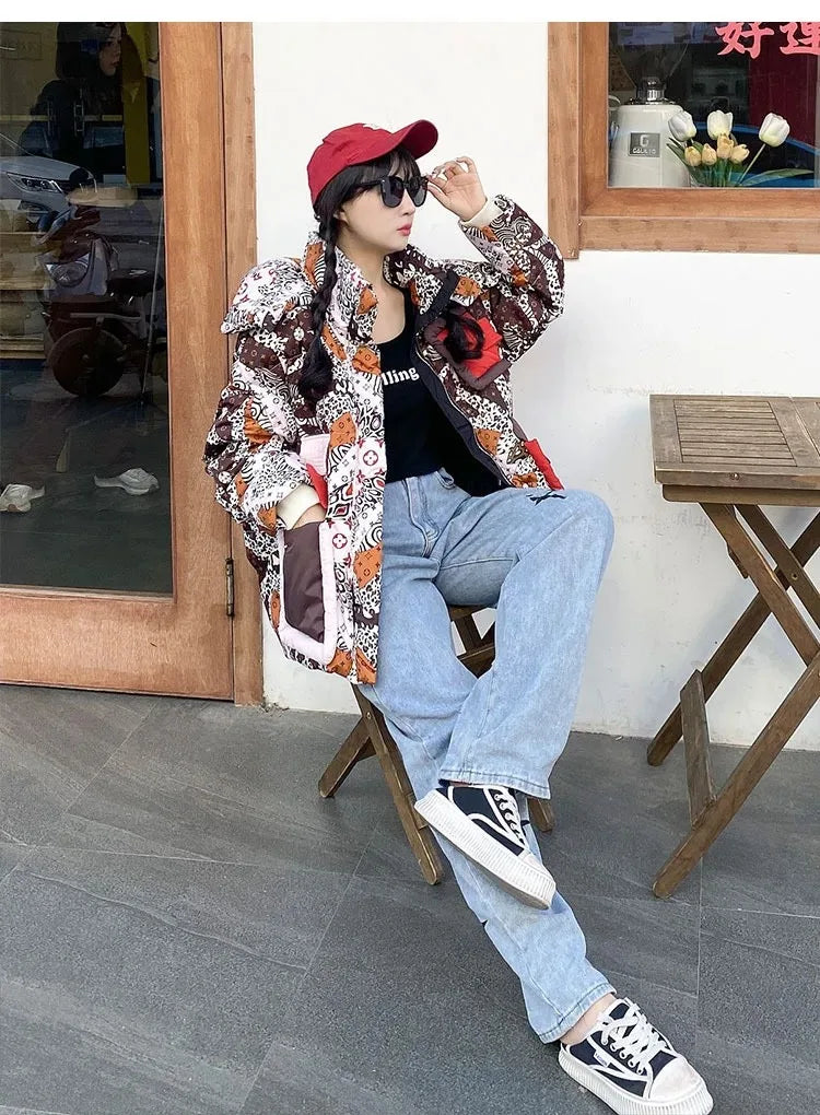 2023 Europäische Station Winter Neue Daunenjacke Damen Warm Mode Kurze Farb-Patchwork Graffiti dicke Weiße Entendaunenjacke