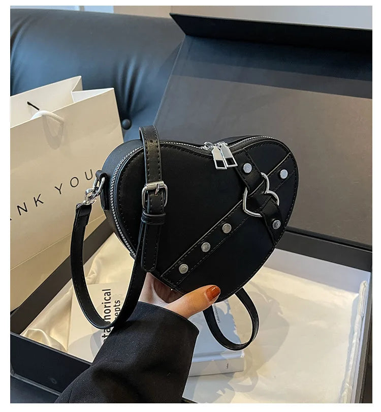 Vintage Y2K Kleine Kettennieten-Umhängetasche Herzförmige Geldbörse Handtasche Rotes PU-Leder Gothic Tote Bag Mode Frauen Umhängetasche