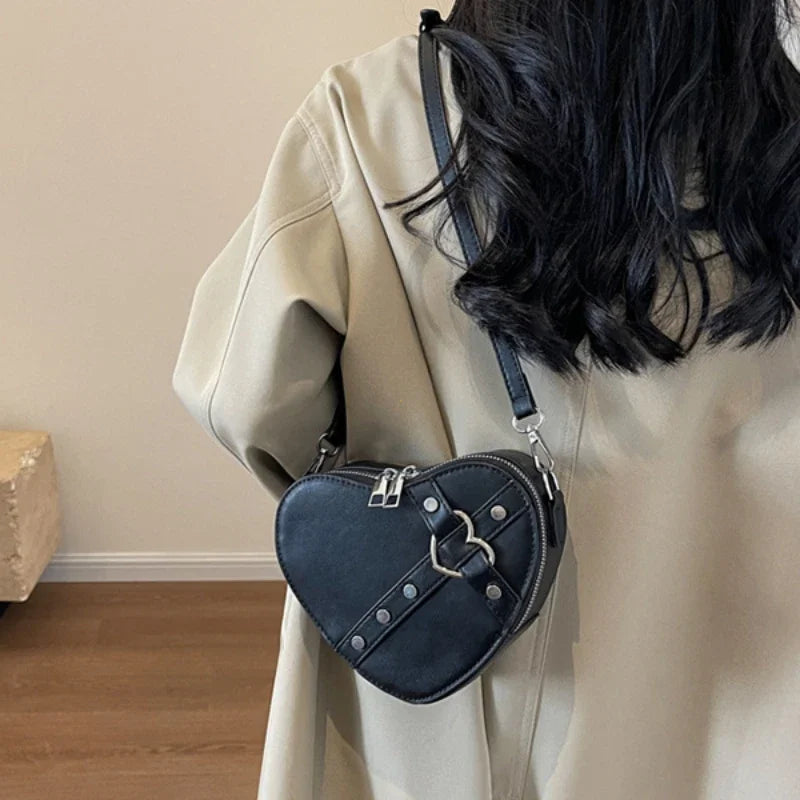 Vintage Y2K Kleine Kettennieten-Umhängetasche Herzförmige Geldbörse Handtasche Rotes PU-Leder Gothic Tote Bag Mode Frauen Umhängetasche