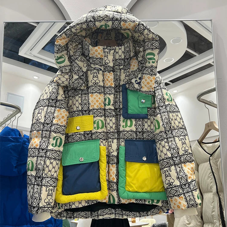 2023 Europäische Station Winter Neue Daunenjacke Damen Warm Mode Kurze Farb-Patchwork Graffiti dicke Weiße Entendaunenjacke