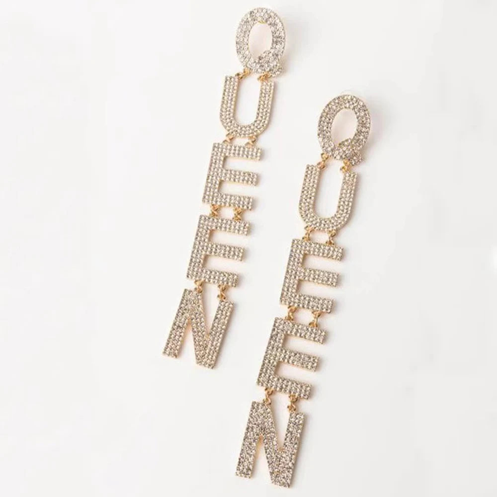 2022 Überzogene Königinnen-Strass-Ohrringe für Frauen Mode Lange Buchstaben Anhänger Ohrringe Mode Glänzende Party Kostüm Schmuck