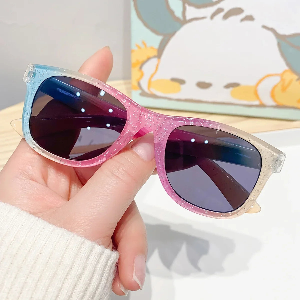 2024 Neue trendige coole bunte glänzende quadratische Sonnenbrille für Kinder Mädchen Trendige modische süße Sonnenbrille Kinderbrille