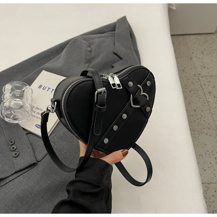 Vintage Y2K Kleine Kettennieten-Umhängetasche Herzförmige Geldbörse Handtasche Rotes PU-Leder Gothic Tote Bag Mode Frauen Umhängetasche